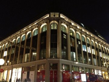 <p>Its hanseatic splendor still radiates the over 100 years old counting house today. Who goes shopping here, equally experiences modernity and tradition. Most recently, in an acclaimed fashion, a New York architect team refurbished the “Kaufmannshaus”. The building itself is a traditional Hamburg counting house with its light-filled atrium. 1905 was built in magnificent hanseatic Wilhelminian style.</p>
